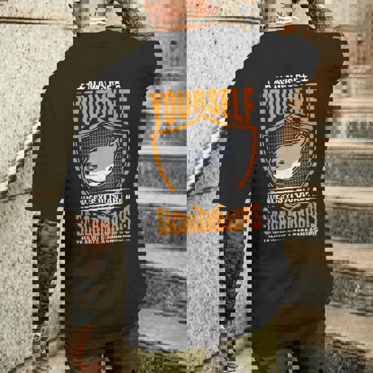 サカバンバスピスのフィッシュミームになれない限り、常に自分らしくありなさい メンズTシャツ バックプリント 彼への贈り物