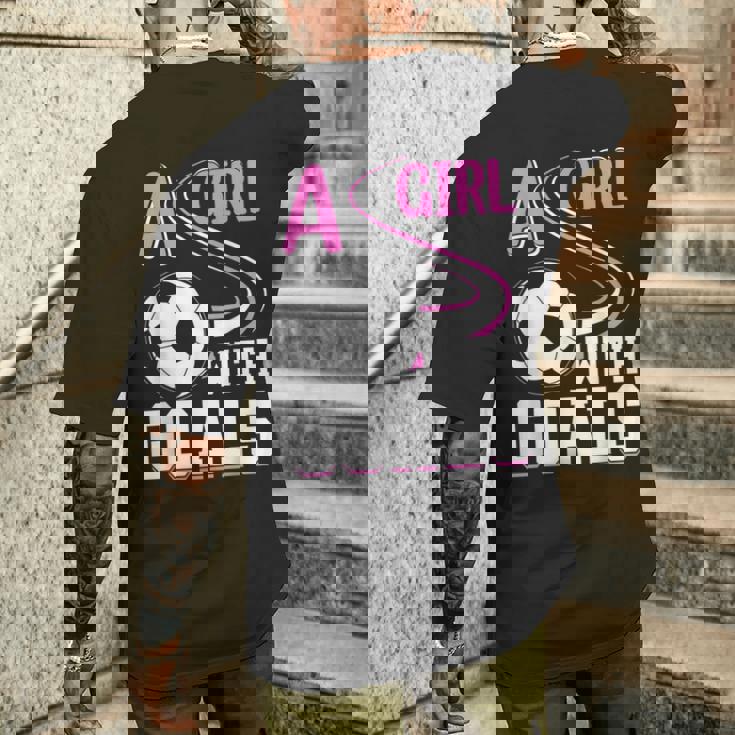 サッカーでゴールを決めた少女 メンズTシャツ バックプリント 彼への贈り物