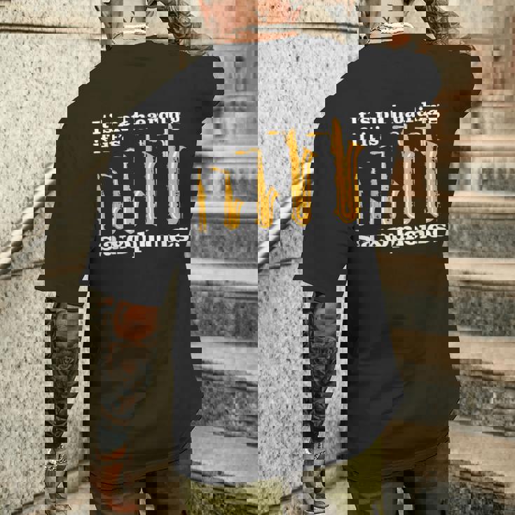 サックス奏者のための面白いサックスミームまたはサックスジョーク 「Axophone Joke 」 メンズTシャツ バックプリント 彼への贈り物