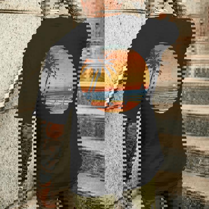 サンセット ビーチ ヤシの木 夏 バイブ レトロ トロピカル 夏 ビーチ メンズTシャツ バックプリント 彼への贈り物