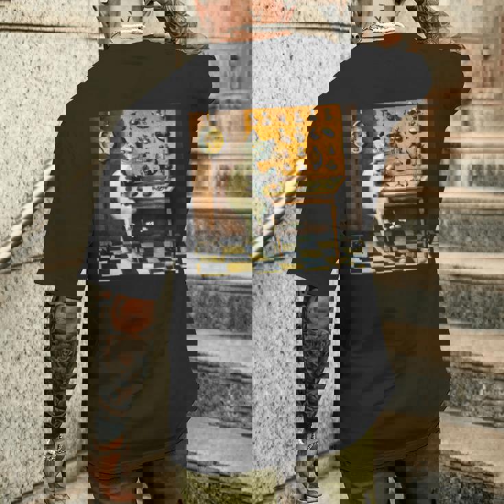 シュールレアリスト絵画 チェスをする猫とサルバドール・ダリ メンズTシャツ バックプリント 彼への贈り物