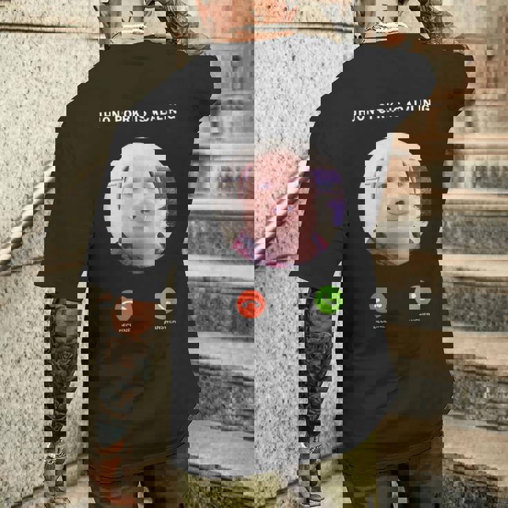 ジョン・ポークがファニー・アンサー・コール・フォンに電話をかけている メンズTシャツ バックプリント 彼への贈り物