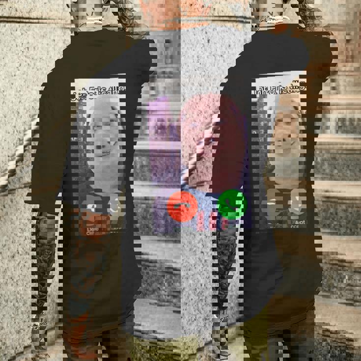 ジョン・ポークがファニー・アンサー・コール・フォンをかけている メンズTシャツ バックプリント 彼への贈り物