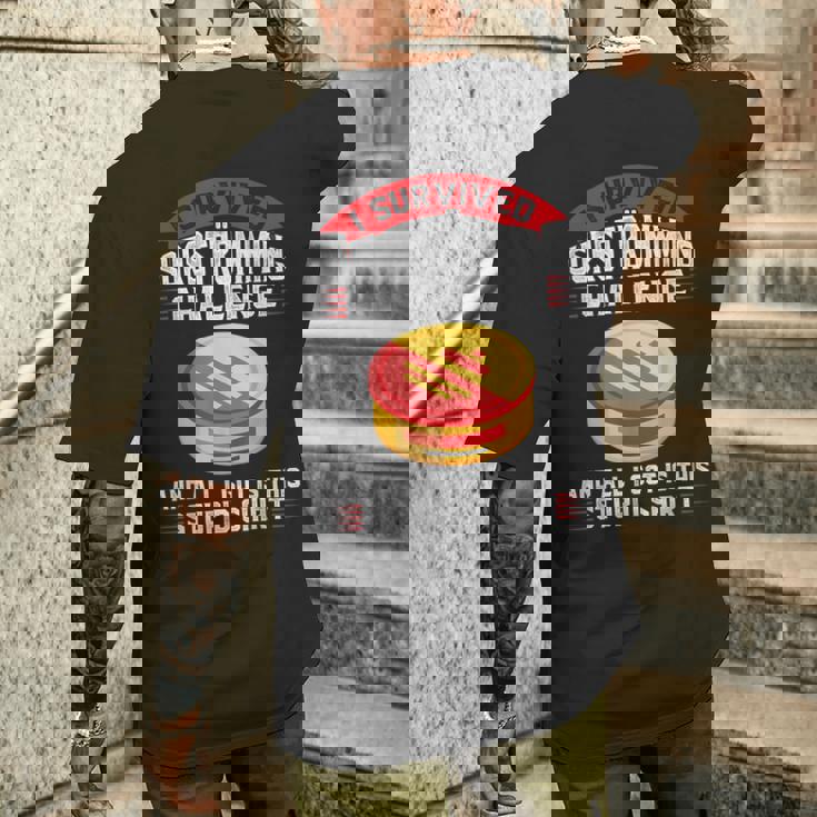 スウェーデンのシュールストレミング・チャレンジを生き延びた メンズTシャツ バックプリント 彼への贈り物