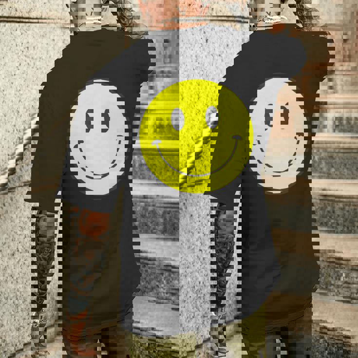 スマイル フェイス 笑顔（ベーシック）【スマイリー】ニコニコ 絵文字 黄色 ポップ かわいい イラスト メンズTシャツ バックプリント 彼への贈り物