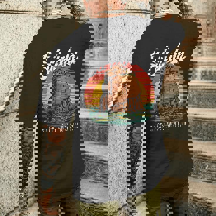 スリランカ モノリス シギリヤ 岩 要塞 城 旅行 メンズTシャツ バックプリント 彼への贈り物