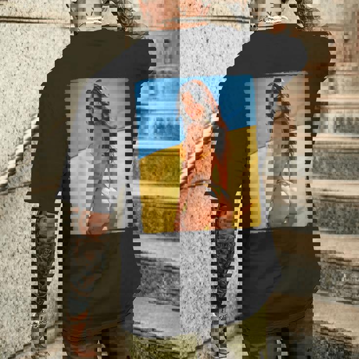 セクシーガールグラフィックtシャツ 「モダンピンナップガール&ウクライナ国旗」 メンズTシャツ バックプリント 彼への贈り物