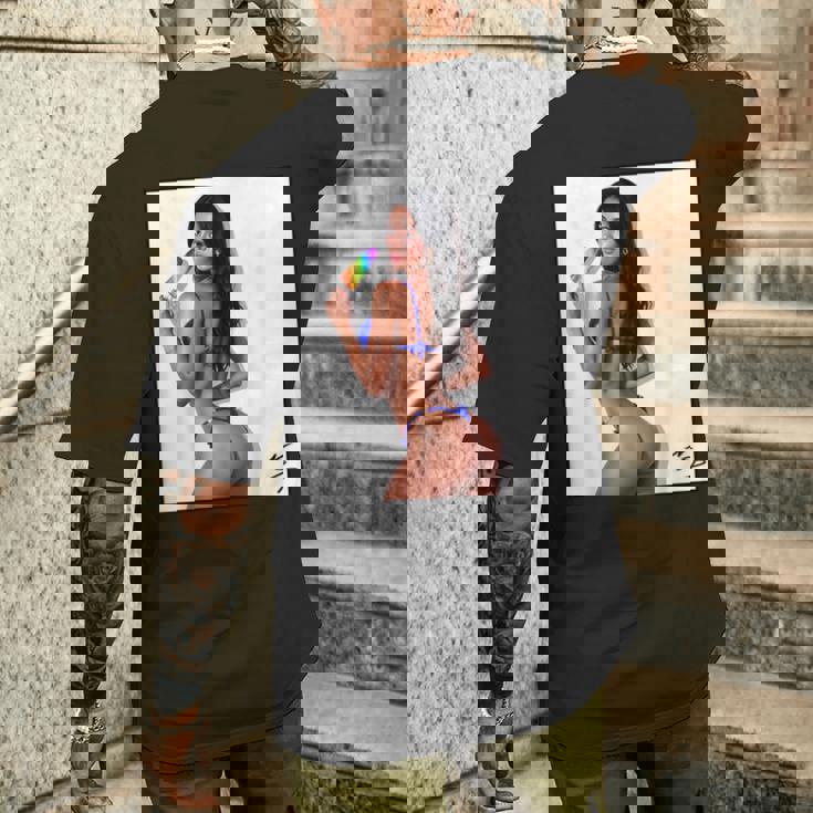 セクシーガールグラフィックtシャツ アイスポップのセクシーなラティーナブーティーガール。 メンズTシャツ バックプリント 彼への贈り物