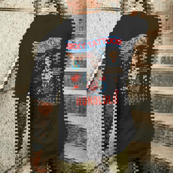 セーラー向けのタトゥーとセクシーガール。 メンズTシャツ バックプリント 彼への贈り物