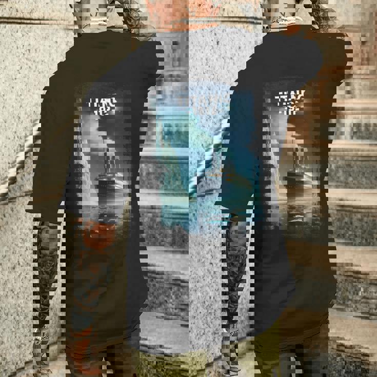 タイタニック号沈没船が1912年に氷山を襲った記念品 メンズTシャツ バックプリント 彼への贈り物