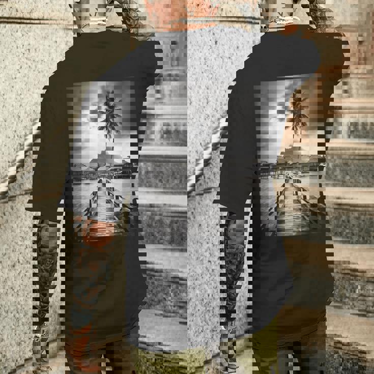 タヒチ州の熱帯小屋のモノクロ写真 メンズTシャツ バックプリント 彼への贈り物