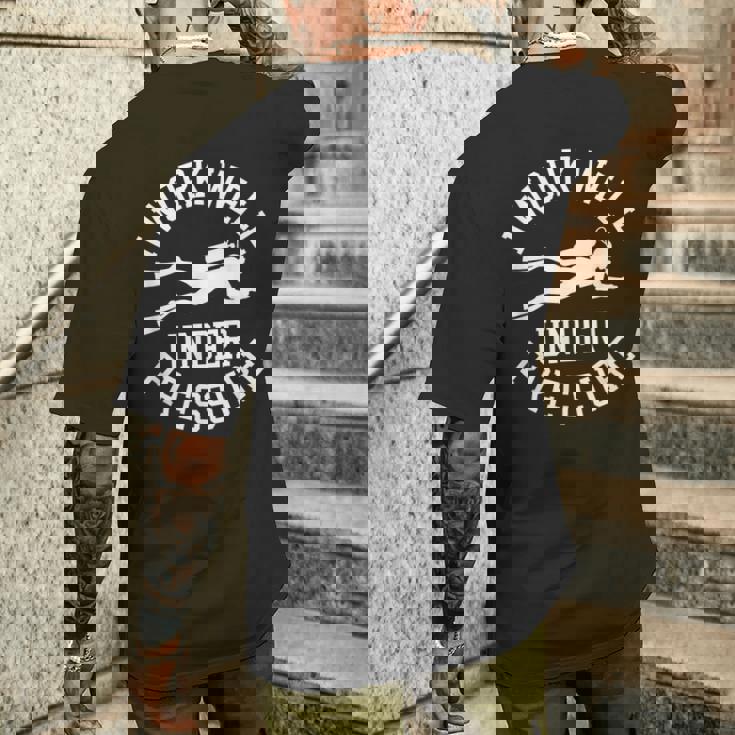 ダイビング I Work Well Under Pressure ダイビング・スポーツ ダイバーの言葉 メンズTシャツ バックプリント 彼への贈り物