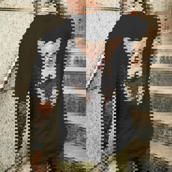 チワワ犬愛好家のためのポケットに入った面白いチワワ犬。 メンズTシャツ バックプリント 彼への贈り物