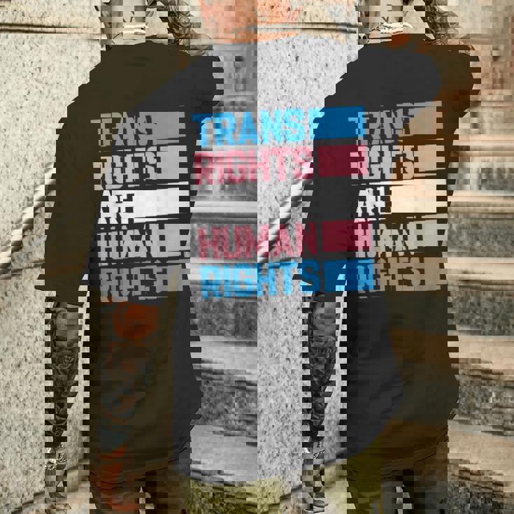 トランスライツは人権トランスジェンダープライドフラッグ メンズTシャツ バックプリント 彼への贈り物