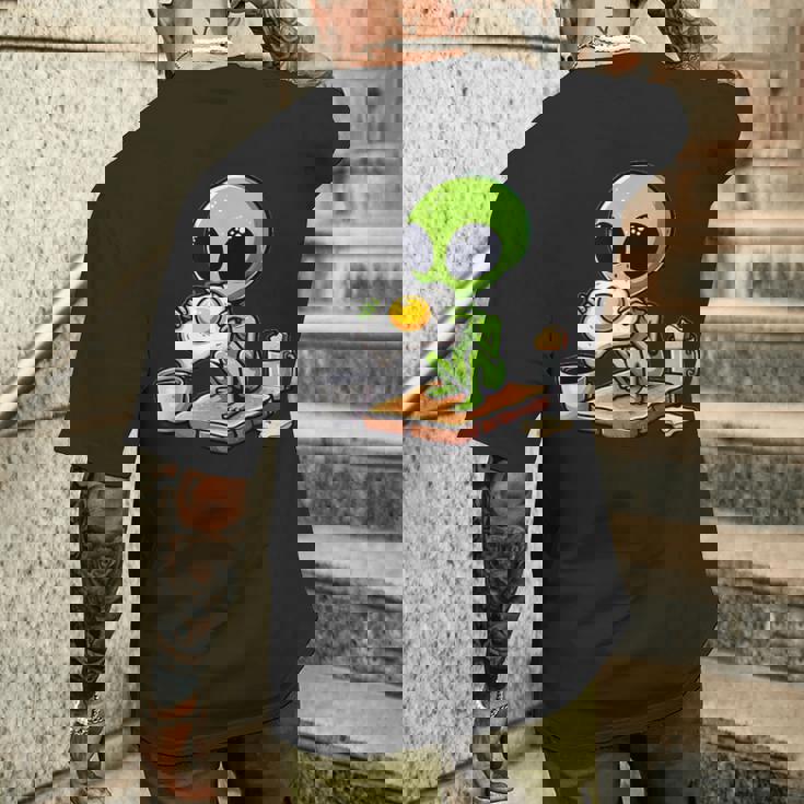 トーストに目玉焼きを食べるエイリアン メンズTシャツ バックプリント 彼への贈り物