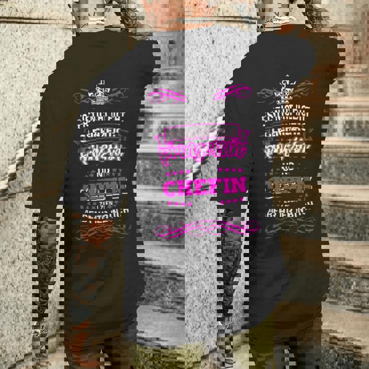 ドイツ語のテキスト「Gleichzeitig Prinzessin Chefin」と書かれた最高のシェフィンの言葉 メンズTシャツ バックプリント 彼への贈り物