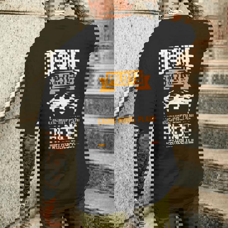 ドローンパイロットはモデル飛行機のパイロットのドローンを引き起こす メンズTシャツ バックプリント 彼への贈り物