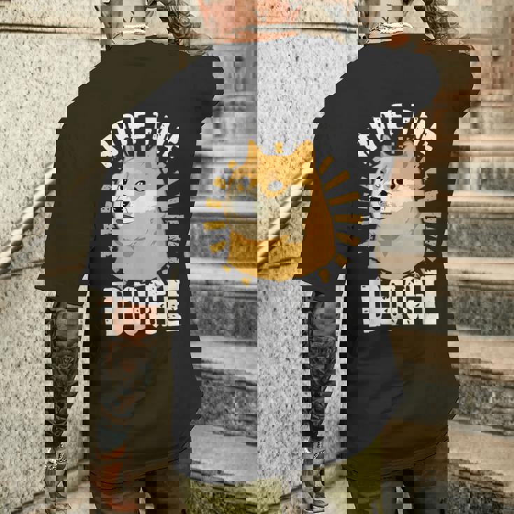 ドージコイン クリプト ライド ザ ドージ 面白い Memecoin メンズTシャツ バックプリント 彼への贈り物