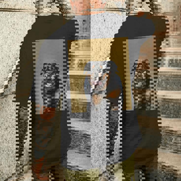 ハッピーロットワイラー犬自撮りポートレート メンズTシャツ バックプリント 彼への贈り物