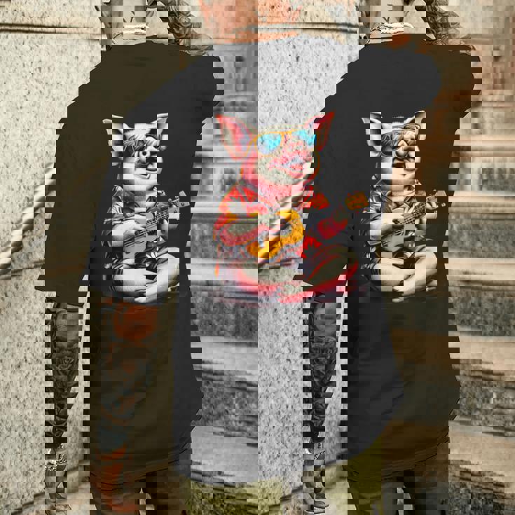 ハワイアンシャツを着たブタ、ウクレレ遊び。 メンズTシャツ バックプリント 彼への贈り物