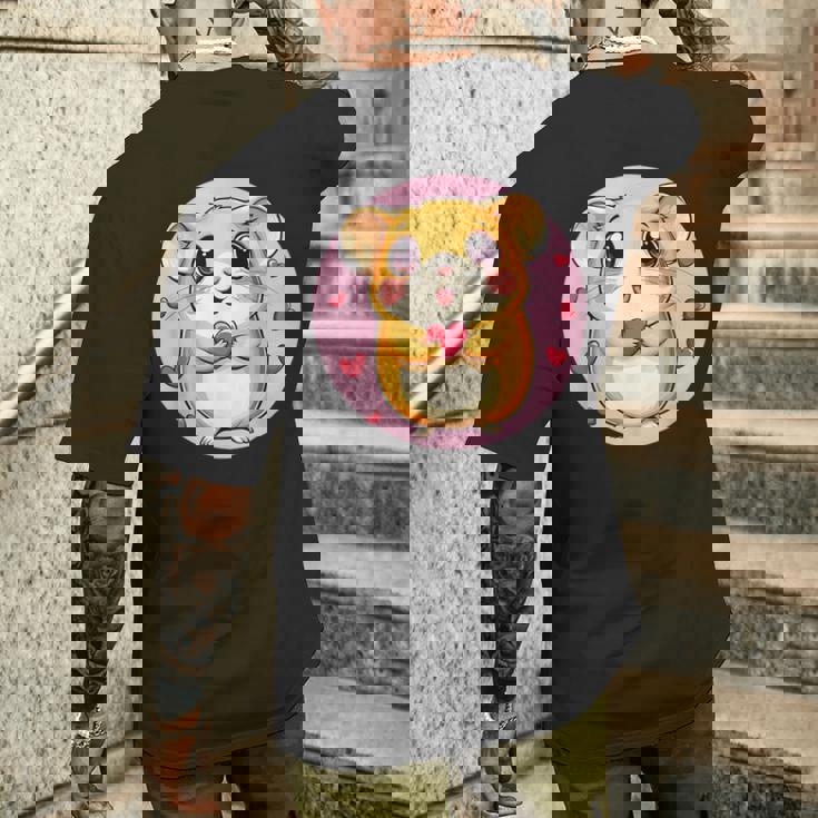 ハートに囲まれたハートを持つかわいいハムスター メンズTシャツ バックプリント 彼への贈り物