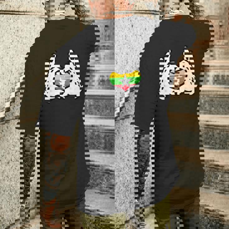 ハートを形作る漫画の手 ミャンマー国旗 メンズTシャツ バックプリント 彼への贈り物