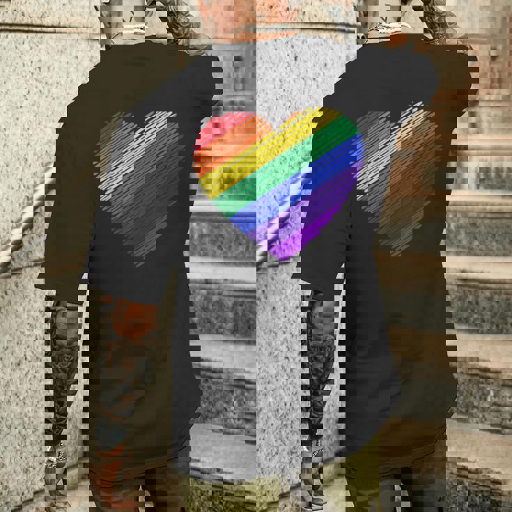 ハート・イン・ザ・カラーズ・オブ・ザ・レインボー メンズTシャツ バックプリント 彼への贈り物