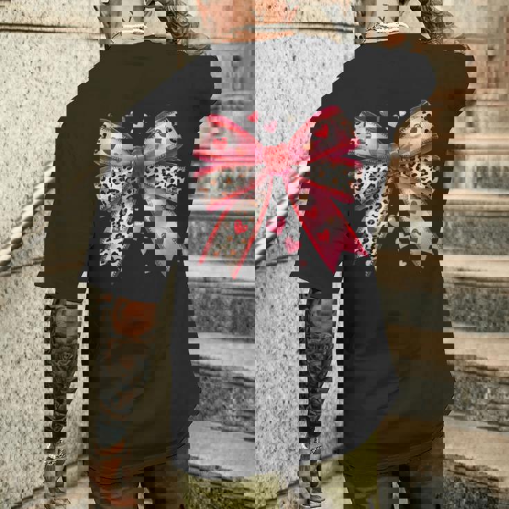 ハート付きピンクヒョウ柄リボン。 メンズTシャツ バックプリント 彼への贈り物