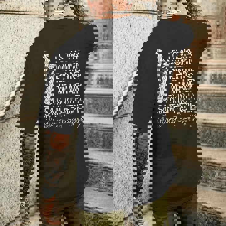 ハープを弾くのが嫌いなら大丈夫 メンズTシャツ バックプリント 彼への贈り物