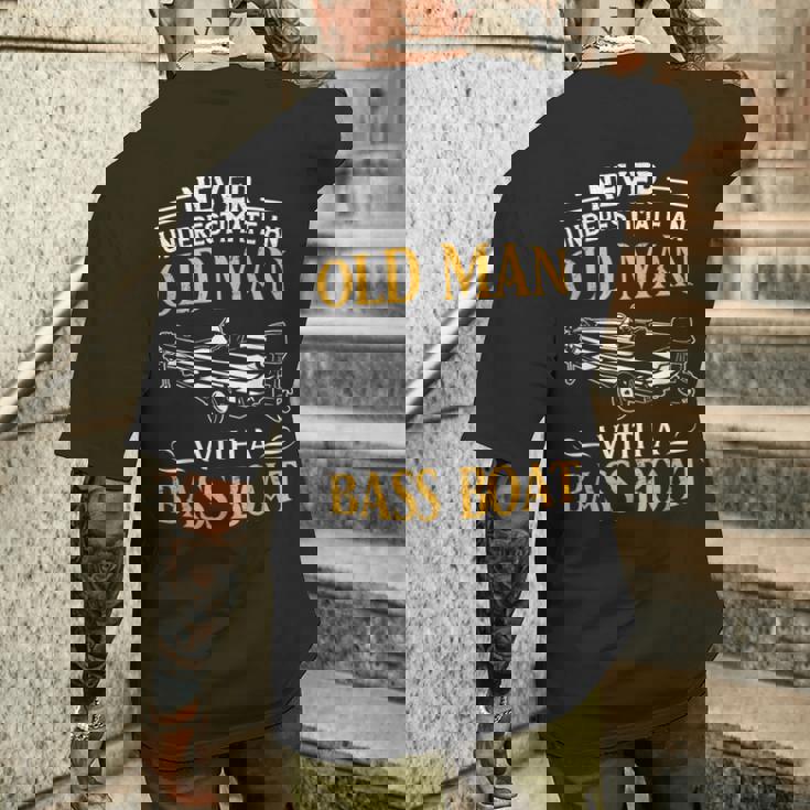 バスボート釣りの老人を決して過小評価しないでください メンズTシャツ バックプリント 彼への贈り物