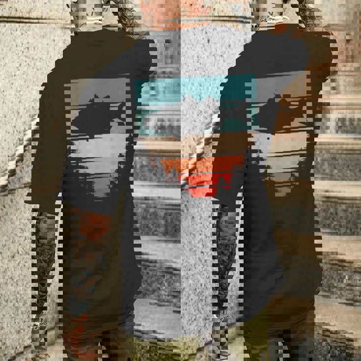 バス釣り森レトロオオクチバスフィッシャーマン メンズTシャツ バックプリント 彼への贈り物