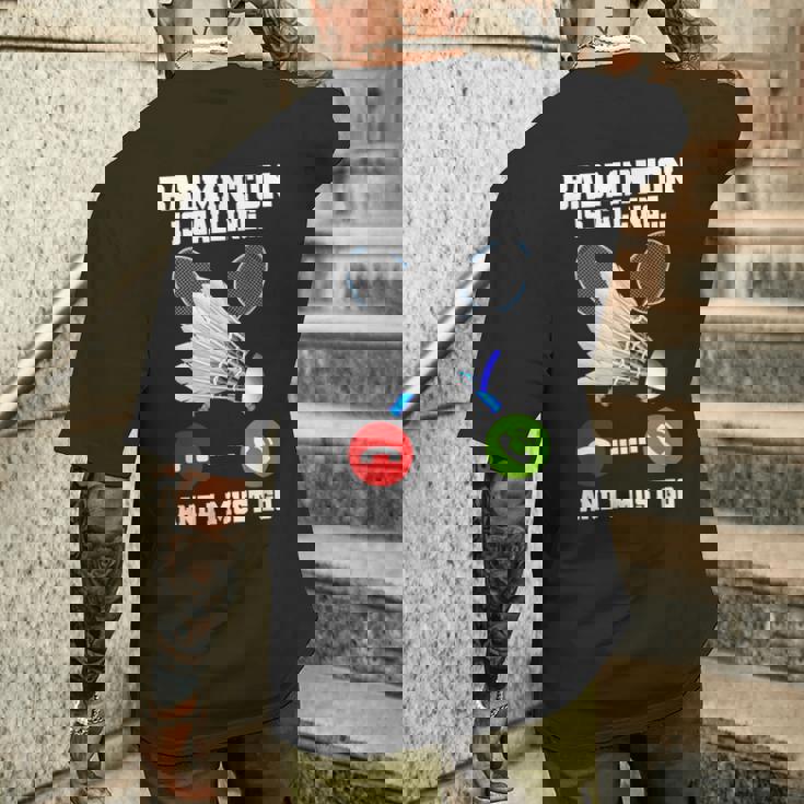 バドミントンが呼んでいる、私は行かなければならないラケットバドミントン選手badminton メンズTシャツ バックプリント 彼への贈り物