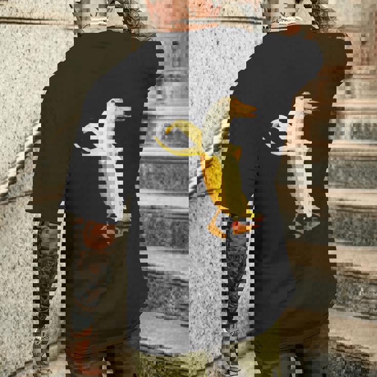 バナナアヒル。おかしいから人形の動物 メンズTシャツ バックプリント 彼への贈り物