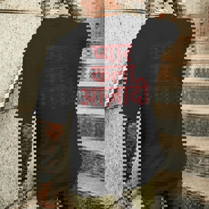 ヒンディー語で書かれた愛、芸術、自由 メンズTシャツ バックプリント 彼への贈り物