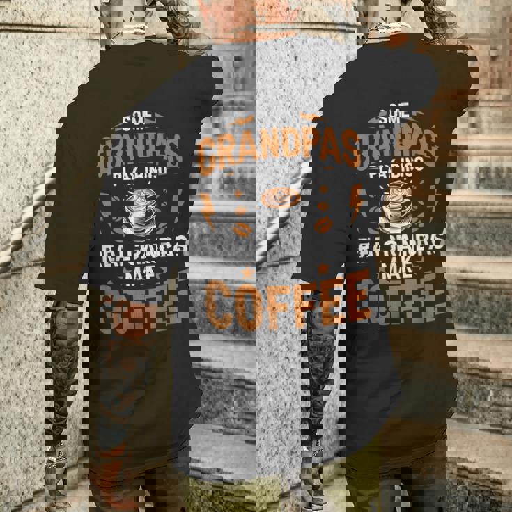 ビンゴをするおじいちゃんもいる本当のおじいちゃんがコーヒーを淹れる メンズTシャツ バックプリント 彼への贈り物