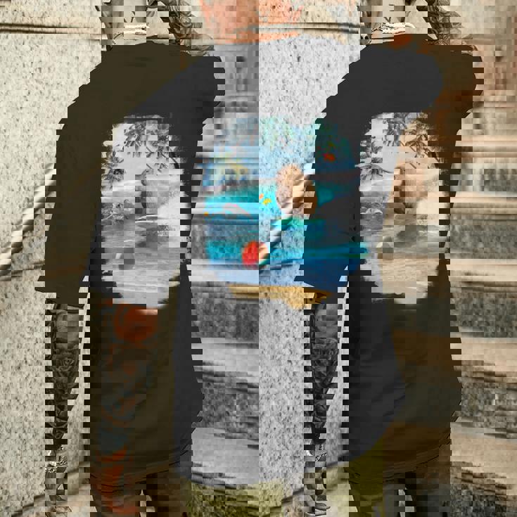 ビーチでのカピバラサーフィンおかしい メンズTシャツ バックプリント 彼への贈り物