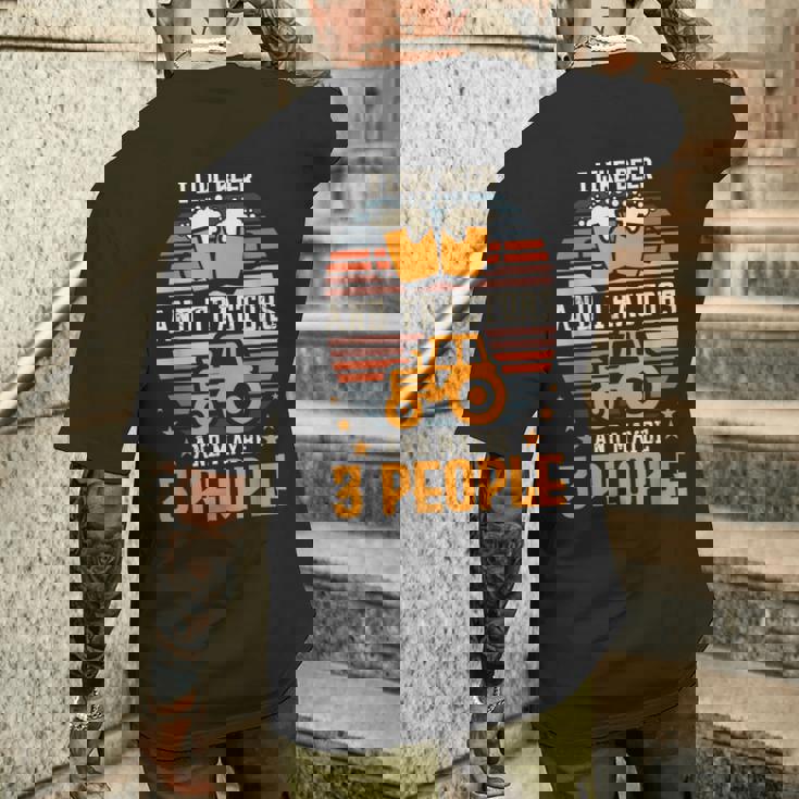 ビールとトラクターが好きで、たぶん3人で農作業をしています。 メンズTシャツ バックプリント 彼への贈り物