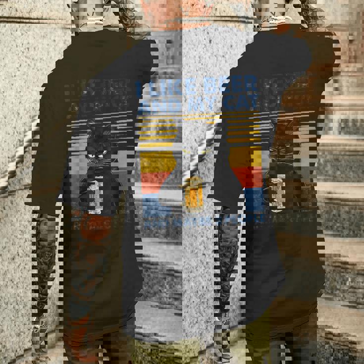 ビール好きで猫が手にビールを飲んでビール友達を応援 メンズTシャツ バックプリント 彼への贈り物