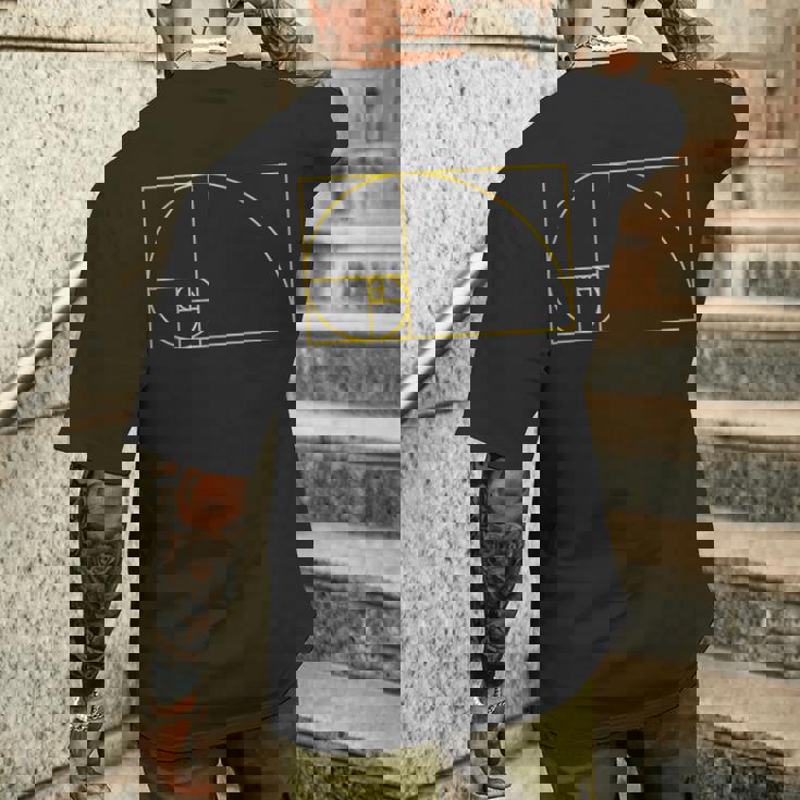 フィボナッチシーケンスゴールデンカットルールフィボナンバー。 メンズTシャツ バックプリント 彼への贈り物