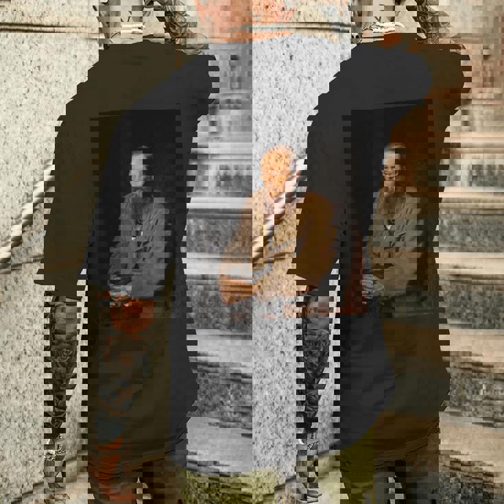 フョードル・ドストエフスキーロシアの作家の肖像画 メンズTシャツ バックプリント 彼への贈り物