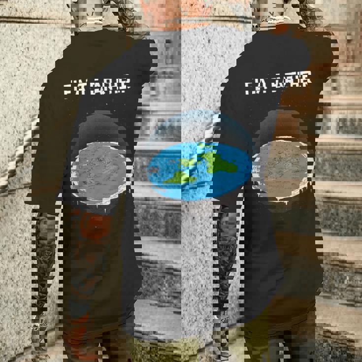 フラットアースマップ 陰謀 メンズTシャツ バックプリント 彼への贈り物