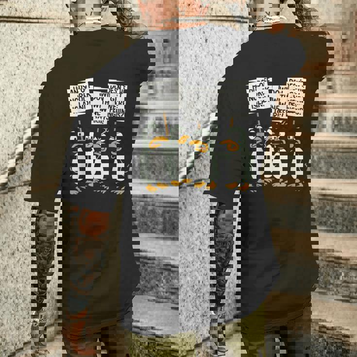 ペンギンの関税 聞いた島 ペンギンと一緒に立つ メンズTシャツ バックプリント 彼への贈り物