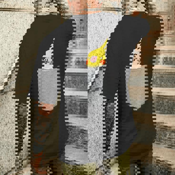 ポケットから覗くオカメインコのデザイン メンズTシャツ バックプリント 彼への贈り物