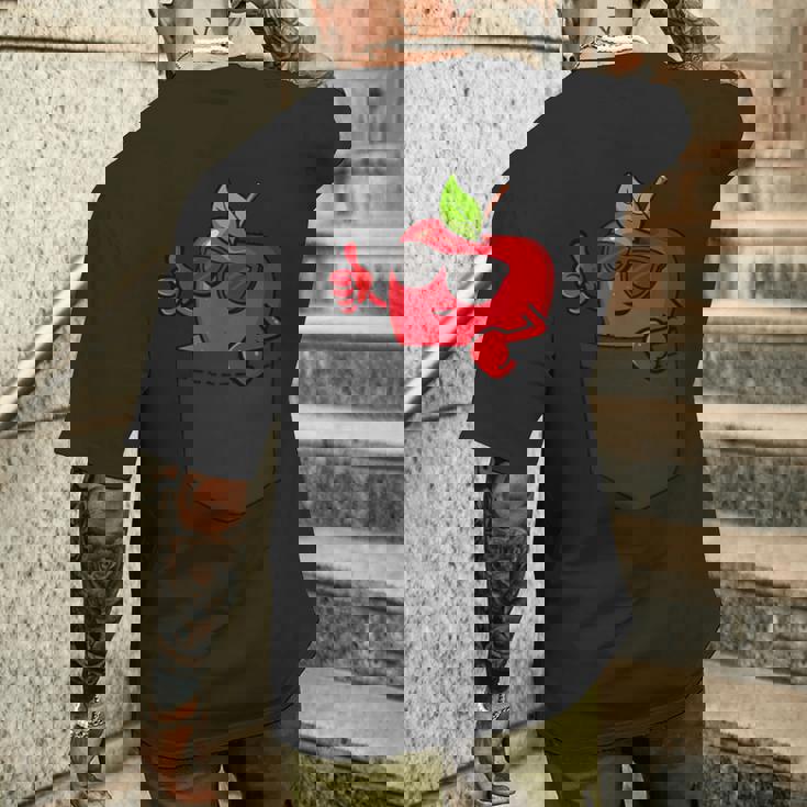 ポケットに入ったクールなリンゴ、サングラスをかけたリンゴのぞき見。 メンズTシャツ バックプリント 彼への贈り物