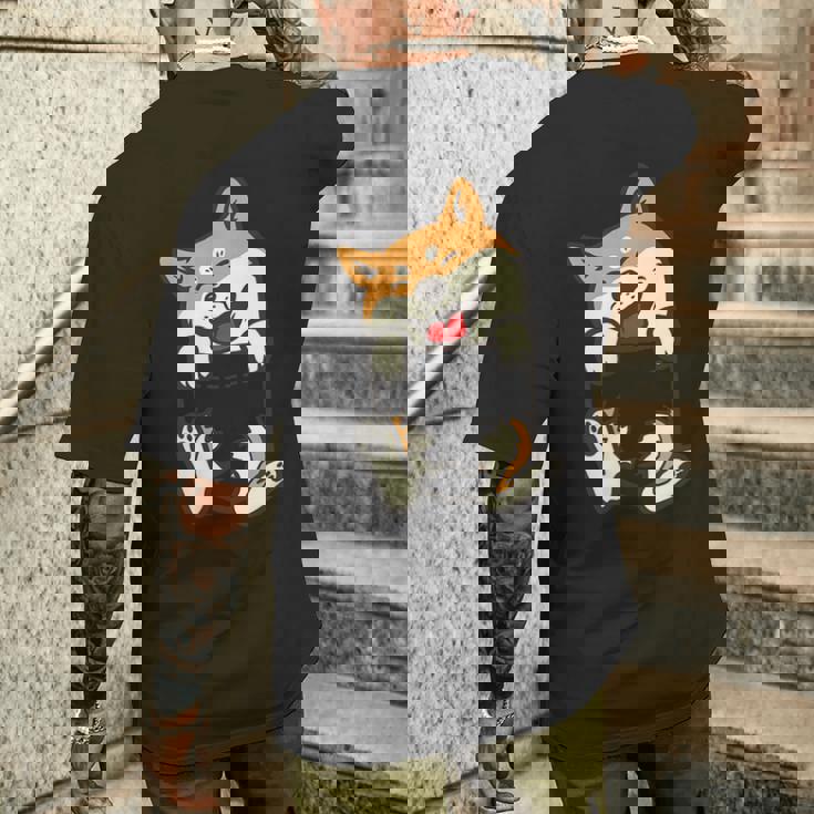 ポケット柴犬 足 かわいい犬 秋田犬愛好家 ギフト メンズTシャツ バックプリント 彼への贈り物