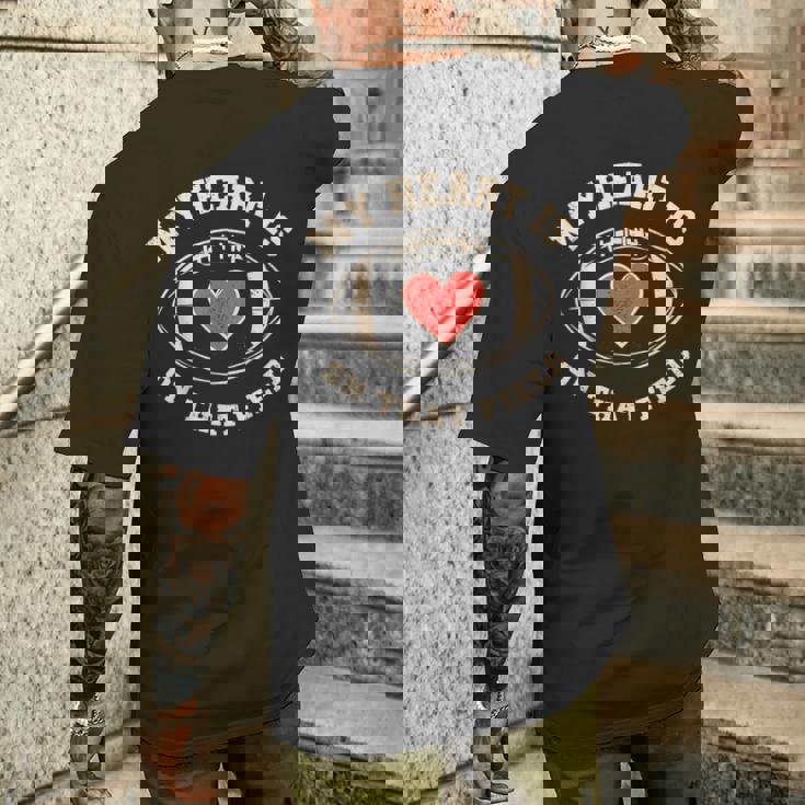 マイ・ハート・イズ・オン・ザッド・フィールド—ファニー・フットボール メンズTシャツ バックプリント 彼への贈り物