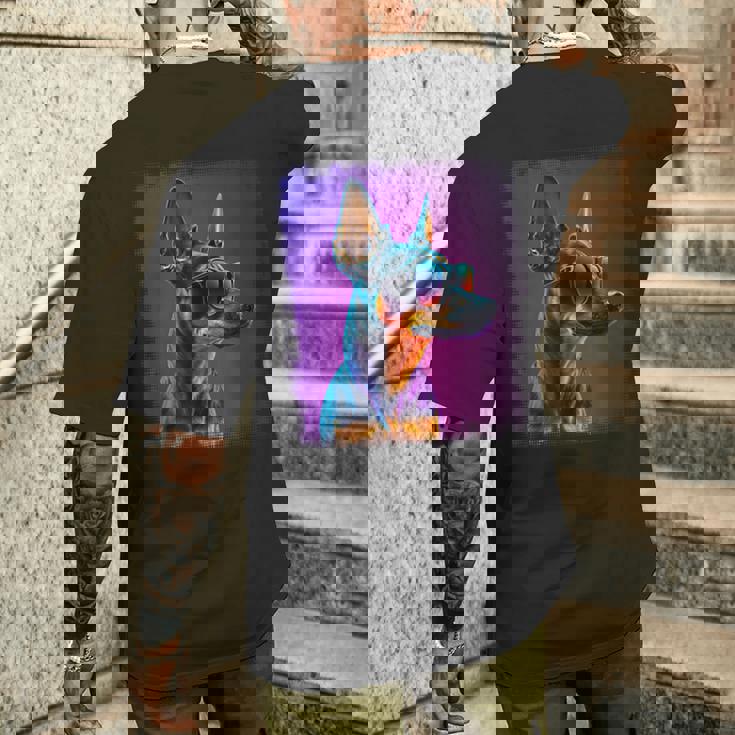 ミニピン 犬 オーナーのミニチュアピンシャーの漫画。 メンズTシャツ バックプリント 彼への贈り物