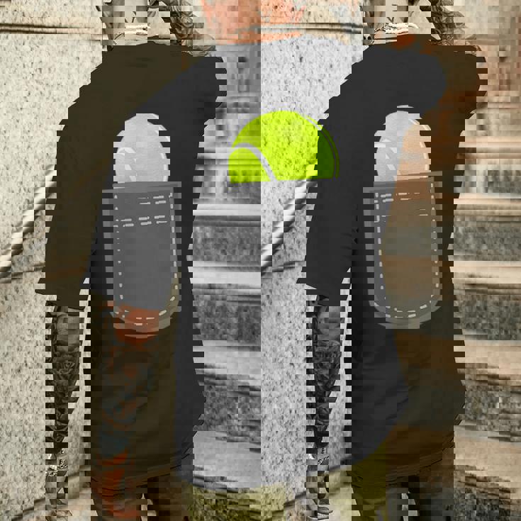 ユーモラスなテニスプレーヤーのための偽のポケットに入った面白いテニスボール メンズTシャツ バックプリント 彼への贈り物