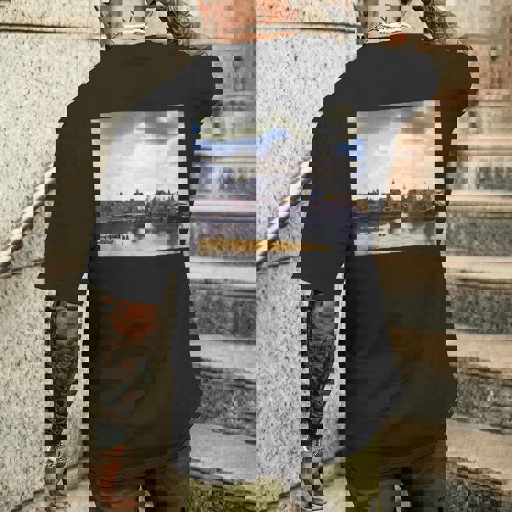 ヨハネス・フェルメールによるデルフトの眺めゲジヒト・オプ・デルフト 1661 メンズTシャツ バックプリント 彼への贈り物