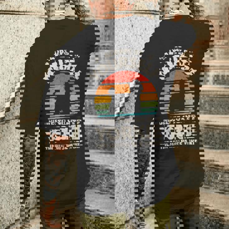 ヨークシャーテリア Always Be Yourself レトロ 70年代犬 メンズTシャツ バックプリント 彼への贈り物